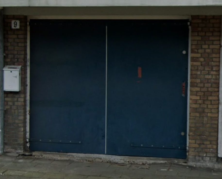 Gesloten blauwe garagedeuren